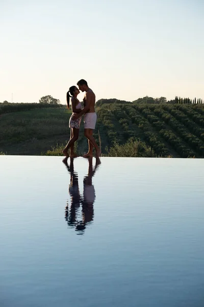 Resort de luxo com vista sobre o campo de vinhos em Selinunte Sicília Itália, piscina infinita com vista sobre os campos de vinho — Fotografia de Stock