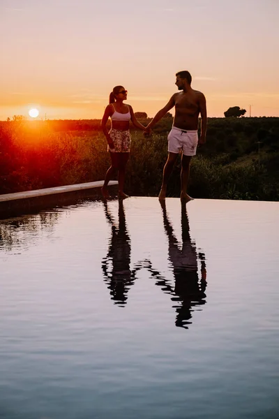 Resort di lusso con vista sul campo vinicolo di Selinunte Sicilia Italia, piscina a sfioro con vista sui campi vinicoli — Foto Stock