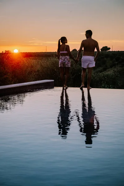 Luxus-Resort mit Blick auf Weinfeld in Selinunt Sizilien Italien, Infinity-Pool mit Blick auf Weinfelder — Stockfoto