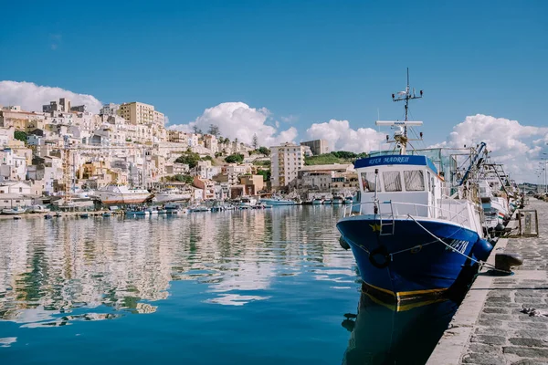 Sciacca Sicília barcos de pesca e pessoas reparar redes na cidade colorida de Sciacca com vista para o seu porto. Província de Agrigento, Sicília — Fotografia de Stock