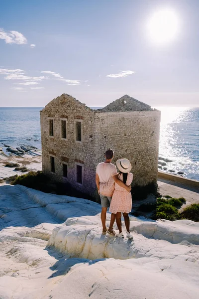 Punta Bianca, Agrigento in Sicilia Italia Spiaggia bianca con vecchi ruderi di casa in pietra abbandonata su bianche scogliere — Foto Stock