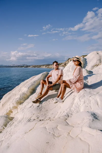 Punta Bianca, Agrigento στη Σικελία Ιταλία Λευκή παραλία με παλιά ερείπια εγκαταλελειμμένου πέτρινου σπιτιού σε λευκούς γκρεμούς — Φωτογραφία Αρχείου