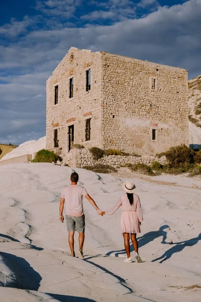 Punta Bianca, Agrigento στη Σικελία Ιταλία Λευκή παραλία με παλιά ερείπια εγκαταλελειμμένου πέτρινου σπιτιού σε λευκούς γκρεμούς — Φωτογραφία Αρχείου