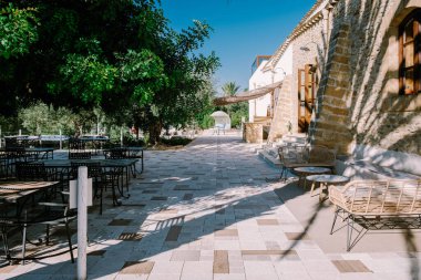Selinunte Sicilya 'da şarap tarlası manzaralı lüks bir tatil köyü. İtalya, şarap tarlaları manzaralı sonsuz bir havuz.