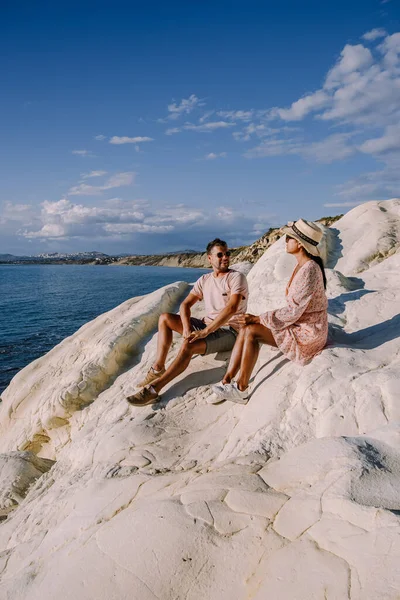 Punta Bianca, Agrigento στη Σικελία Ιταλία Λευκή παραλία με παλιά ερείπια εγκαταλελειμμένου πέτρινου σπιτιού σε λευκούς γκρεμούς — Φωτογραφία Αρχείου