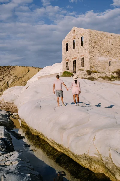 Punta Bianca, Agrigento en Sicilia Italia Playa blanca con viejas ruinas de casa de piedra abandonada en acantilados blancos — Foto de Stock