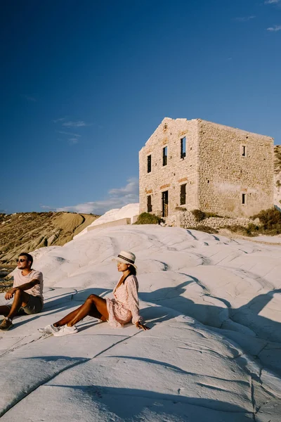 Punta Bianca, Agrigento in Sicilia Italia Spiaggia bianca con vecchi ruderi di casa in pietra abbandonata su bianche scogliere — Foto Stock