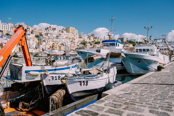 Шакка Сицилия рыбацкие лодки и люди ремонтируют сети в красочном городе Шакка с видом на его гавань. Провинция Агридженто — стоковое фото