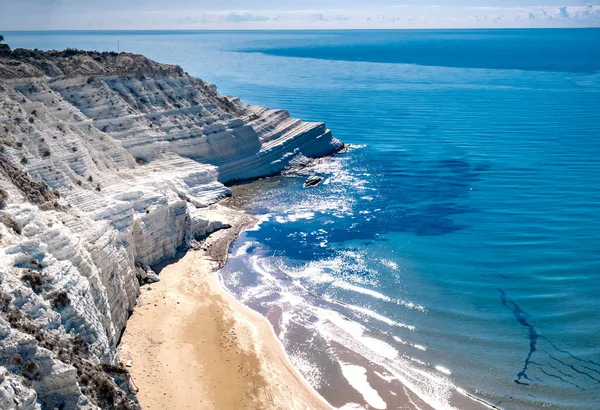 Scala dei Turchi Türklerin Merdiveni, Sicilya İtalya, Scala dei Turchi. İtalya 'nın güneyindeki Porto Empedocle yakınlarında, Realmonte sahilinde kayalık bir uçurum.