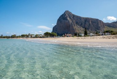 San Vito Lo Capo Sicilya, San Vito lo Capo plajı ve Monte Monaco arka planda, Sicilya 'nın kuzeybatısında.