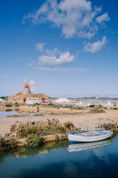 Salinas cerca de Marsala, Sicilia, Italia — Foto de Stock