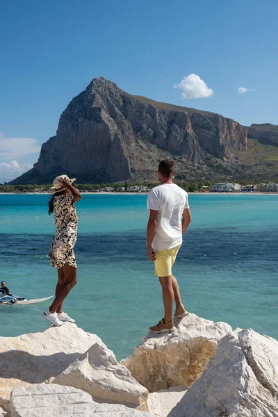 San Vito Lo Capo Sicilia, San Vito lo Capo playa y Monte Mónaco en el fondo, el noroeste de Sicilia — Foto de Stock
