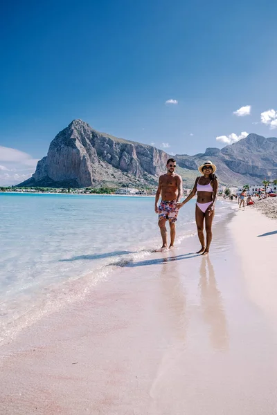 San Vito Lo Capo Sicilia, San Vito lo Capo playa y Monte Mónaco en el fondo, el noroeste de Sicilia — Foto de Stock