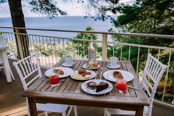 Desayuno al aire libre en la terraza de Sicilia con vistas al océano —  Fotos de Stock
