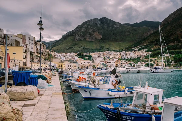 Сицилия Сицилийский порт Кастелламаре-дель-Гольфо, удивительная прибрежная деревня острова Сицилия, провинция Трапани, Италия — стоковое фото