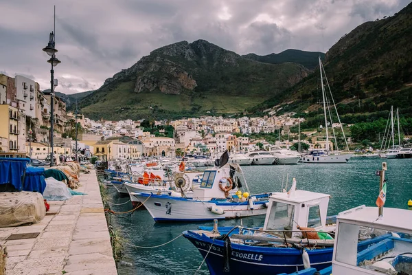 Sicília Itália Porto siciliano de Castellammare del Golfo, incrível aldeia costeira da ilha da Sicília, província de Trapani, Itália — Fotografia de Stock