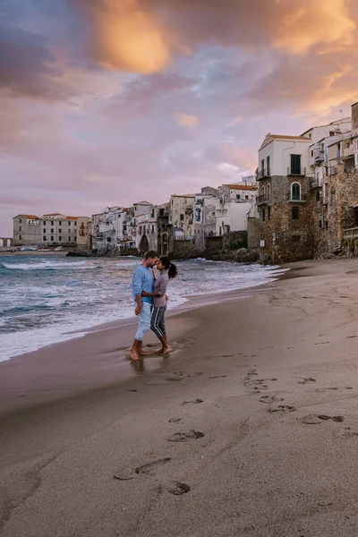 Cefalu, pueblo medieval de Sicilia, Provincia de Palermo, Italia —  Fotos de Stock