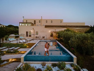 Selinunte Sicilya 'da şarap tarlası manzaralı lüks bir tatil köyü. İtalya, şarap tarlaları manzaralı sonsuz bir havuz.