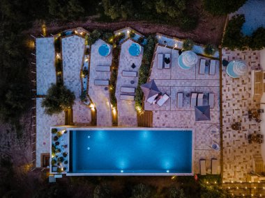 Selinunte Sicilya 'da şarap tarlası manzaralı lüks bir tatil köyü. İtalya, şarap tarlaları manzaralı sonsuz bir havuz.