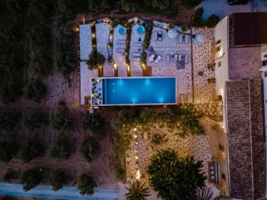 Selinunte Sicilya 'da şarap tarlası manzaralı lüks bir tatil köyü. İtalya, şarap tarlaları manzaralı sonsuz bir havuz.