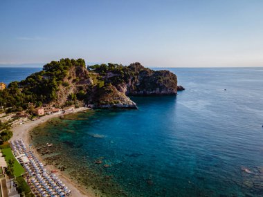 Isola Bella Taormina, Sicilya 'da, Isola Bella plajı ve Sicilya, İtalya' da mavi okyanus suyu ile adanın havadan görünüşü