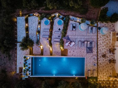 Selinunte Sicilya 'da şarap tarlası manzaralı lüks bir tatil köyü. İtalya, şarap tarlaları manzaralı sonsuz bir havuz.