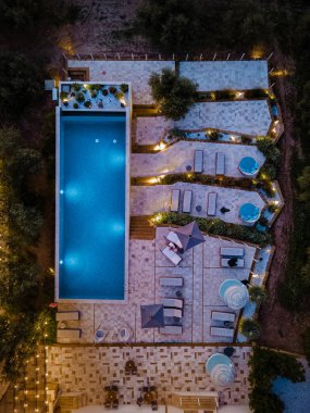 Selinunte Sicilya 'da şarap tarlası manzaralı lüks bir tatil köyü. İtalya, şarap tarlaları manzaralı sonsuz bir havuz.