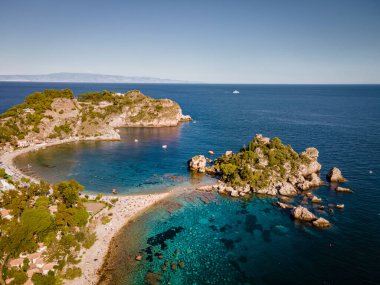 Isola Bella Taormina, Sicilya 'da, Isola Bella plajı ve Sicilya, İtalya' da mavi okyanus suyu ile adanın havadan görünüşü