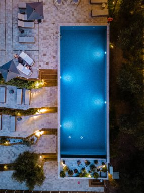 Selinunte Sicilya 'da şarap tarlası manzaralı lüks bir tatil köyü. İtalya, şarap tarlaları manzaralı sonsuz bir havuz.