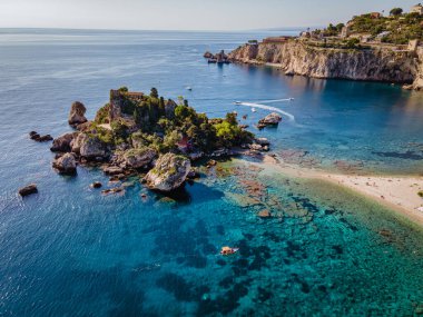 Isola Bella Taormina, Sicilya 'da, Isola Bella plajı ve Sicilya, İtalya' da mavi okyanus suyu ile adanın havadan görünüşü