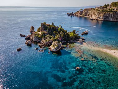 Isola Bella Taormina, Sicilya 'da, Isola Bella plajı ve Sicilya, İtalya' da mavi okyanus suyu ile adanın havadan görünüşü
