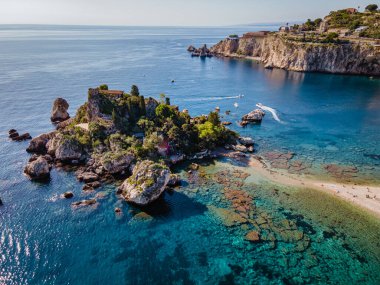Isola Bella Taormina, Sicilya 'da, Isola Bella plajı ve Sicilya, İtalya' da mavi okyanus suyu ile adanın havadan görünüşü
