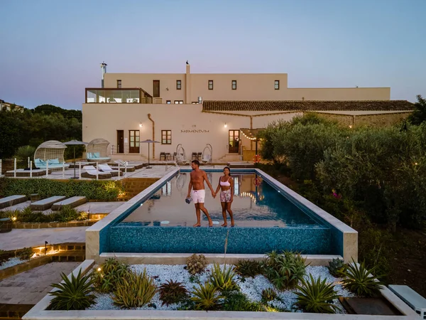 Розкішний курорт з видом на винне поле в Селінунті Сицилія Італія, безкінечний басейн з видом на винні поля. — стокове фото