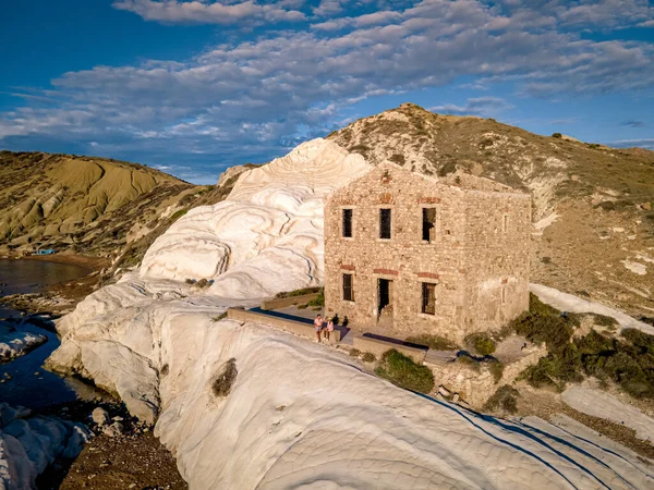 Punta Bianca, Agrigento på Sicilien Italien Hvid strand med gamle ruiner af forladte stenhus på hvide klipper - Stock-foto