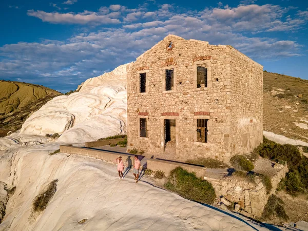 Punta Bianca, Agrigento på Sicilien Italien Hvid strand med gamle ruiner af forladte stenhus på hvide klipper - Stock-foto