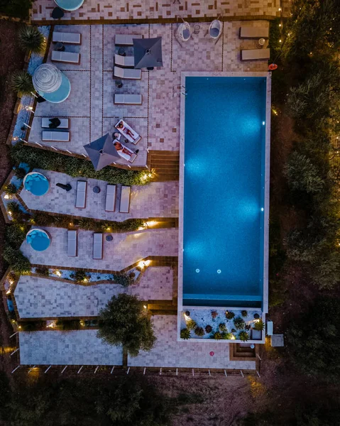 Resort de lujo con vistas al campo de vino en Selinunte Sicilia Italia, piscina infinita con vistas a los campos de vino —  Fotos de Stock