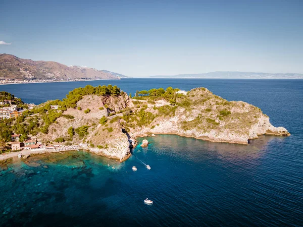 Isola Bella at Taormina, Sisilia, Aerial view of island and Isola Bella beach and blue ocean water in Taormina, Sisilia, Italia — kuvapankkivalokuva