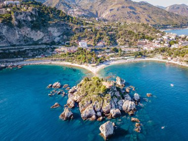 Isola Bella Taormina, Sicilya 'da, Isola Bella plajı ve Sicilya, İtalya' da mavi okyanus suyu ile adanın havadan görünüşü