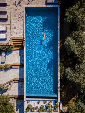 Selinunte Sicilya 'da şarap tarlası manzaralı lüks bir tatil köyü. İtalya, şarap tarlaları manzaralı sonsuz bir havuz.
