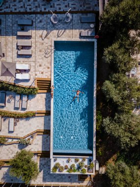 Selinunte Sicilya 'da şarap tarlası manzaralı lüks bir tatil köyü. İtalya, şarap tarlaları manzaralı sonsuz bir havuz.