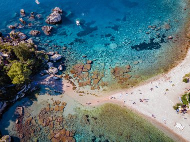 Isola Bella Taormina, Sicilya 'da, Isola Bella plajı ve Sicilya, İtalya' da mavi okyanus suyu ile adanın havadan görünüşü