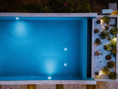 Selinunte Sicilya 'da şarap tarlası manzaralı lüks bir tatil köyü. İtalya, şarap tarlaları manzaralı sonsuz bir havuz.