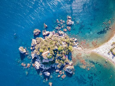 Isola Bella Taormina, Sicilya 'da, Isola Bella plajı ve Sicilya, İtalya' da mavi okyanus suyu ile adanın havadan görünüşü