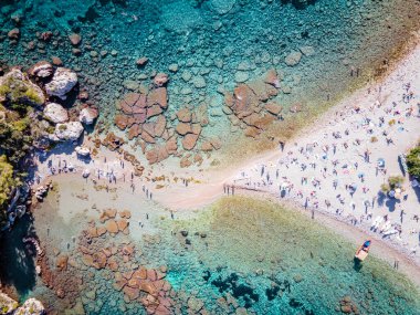 Isola Bella Taormina, Sicilya 'da, Isola Bella plajı ve Sicilya, İtalya' da mavi okyanus suyu ile adanın havadan görünüşü