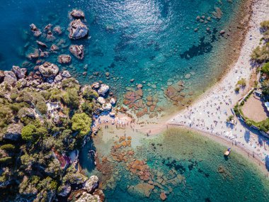 Isola Bella Taormina, Sicilya 'da, Isola Bella plajı ve Sicilya, İtalya' da mavi okyanus suyu ile adanın havadan görünüşü