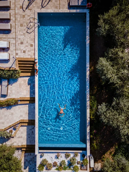 意大利西西里的豪华度假胜地，俯瞰着酒田，无边无际的游泳池，俯瞰着酒田 — 图库照片