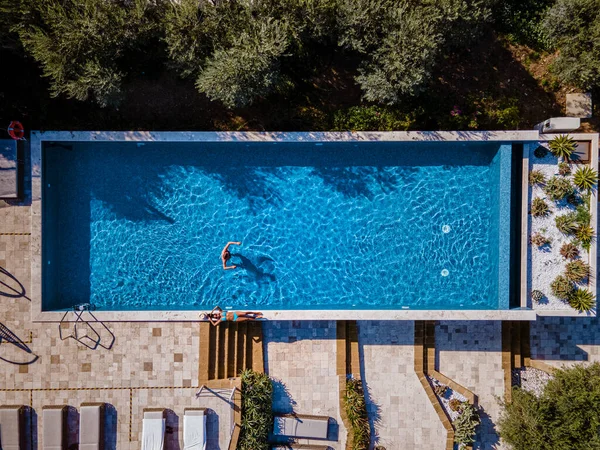 Lyxresort med utsikt över vinfältet i Selinunte Sicilien Italien, infinitypool med utsikt över vinfälten — Stockfoto