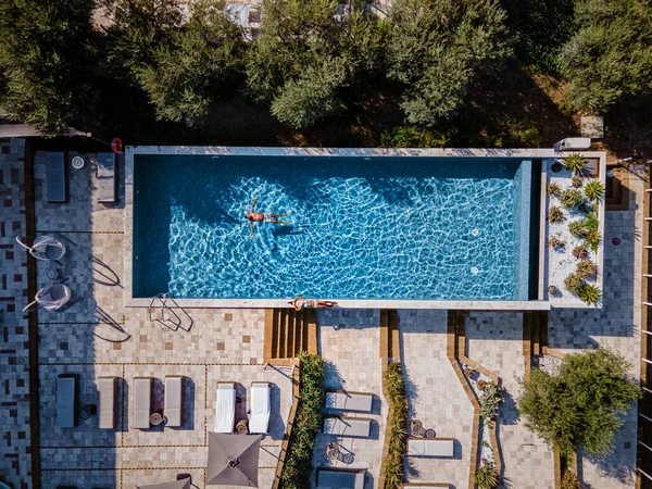 意大利西西里的豪华度假胜地，俯瞰着酒田，无边无际的游泳池，俯瞰着酒田 — 图库照片