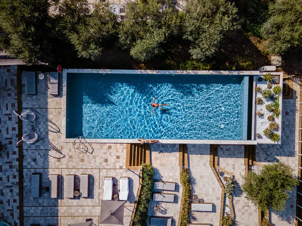 Resort de lujo con vistas al campo de vino en Selinunte Sicilia Italia, piscina infinita con vistas a los campos de vino — Foto de Stock