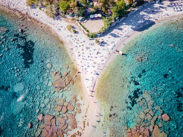 イゾラベラアットタオルミーナ,シチリア島,島とイゾラベラビーチとタオルミーナの青い海の水の空中ビュー,シチリア島,イタリア — ストック写真